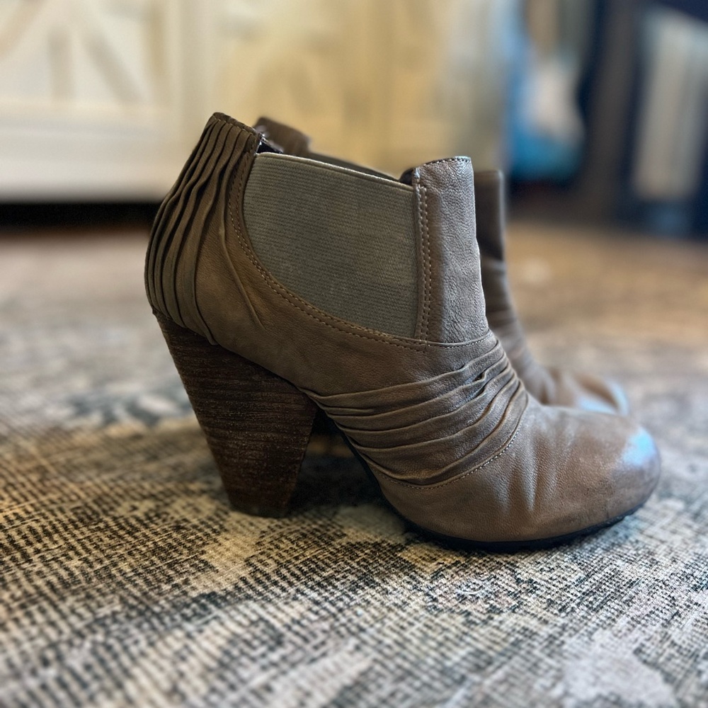 Vince Camuto Chelsea Block Heel Chelsea Booties 7.5